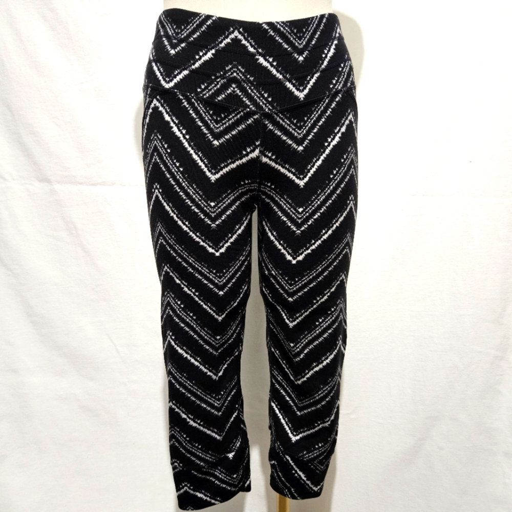 Athleta Black White Chevron Zig Zag Print Relay Capri Crop Leggings Size…